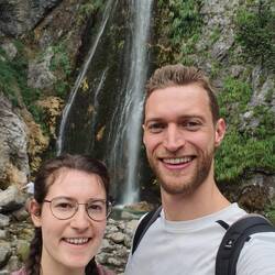 Paul und Julia vor dem Wasserfall