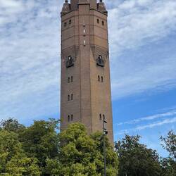 Der Wasserturm, 58 m hoch und damit höchstes Bauwerk der Stadt