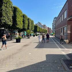Blick in die wenig belebte Einkaufsstraße