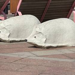 Skulpturen vorm Rathaus - Igel?