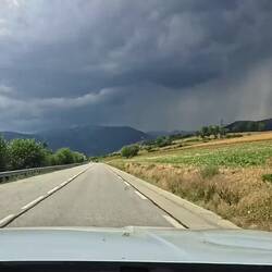 We are driving into the storm 向雨区进发