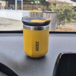 Koffie in een nieuwe koffiebeker.