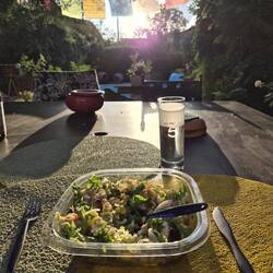 Eten in het avondzonnetje.
