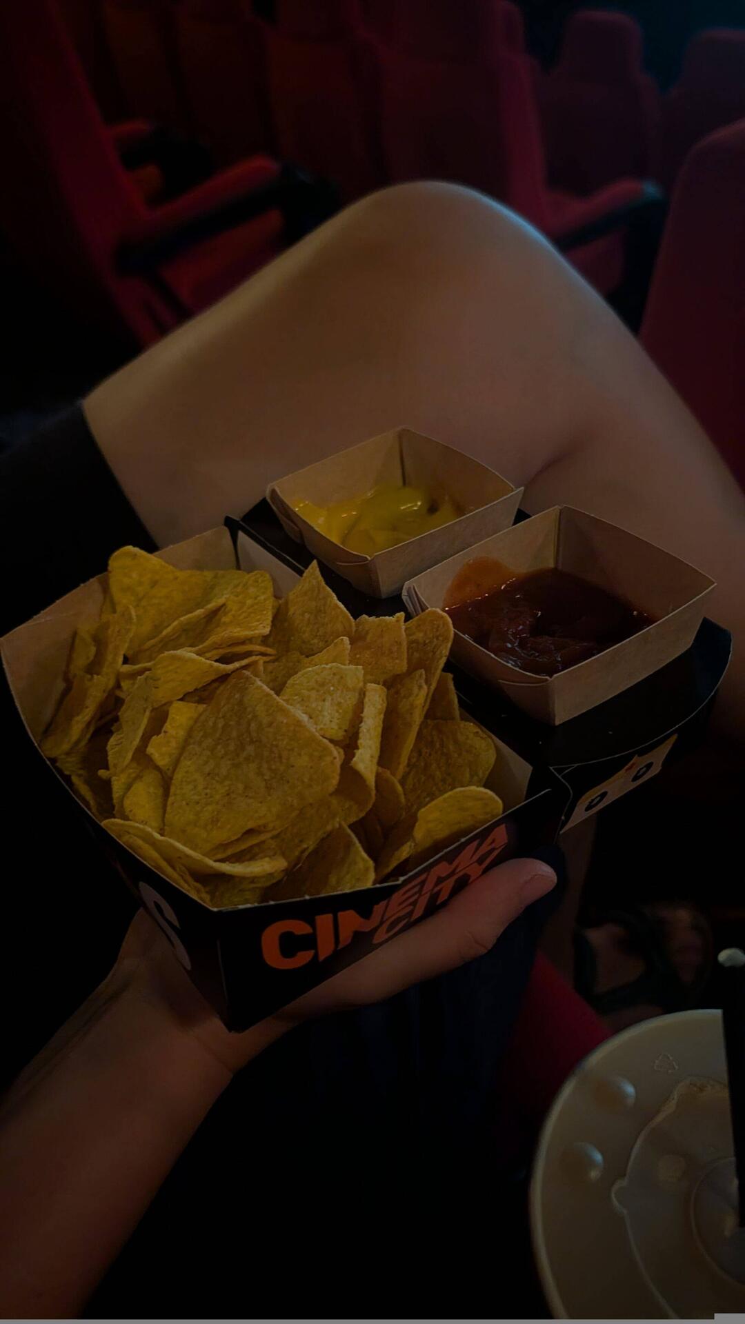 Nachos mit einer großen Portion Sauce