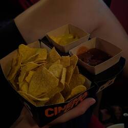 Nachos mit einer großen Portion Sauce