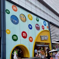 ... mit grooossem m&m Shop ...