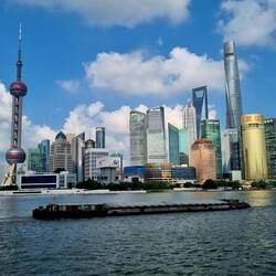 ... und gegenüber die spektakuläre Skyline von Pudong ...