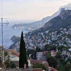 Hinten links der Berg in Monaco mit Fürstenpalast