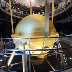 Earthquake stabilizer in the taipei tower