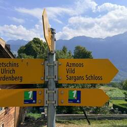 Hier dürfen wir uns an grüne via alpina Schilder gewöhnen