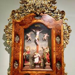 Reliquienaltar mit Kreuzigungsgruppe 1730