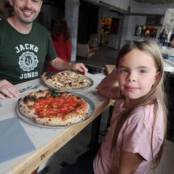 Jeweils € 25 für die Pizza...Papa sagt: Erste und letzte mal in Norwegen Essen gegangen 😅