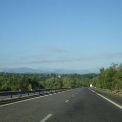 Op de snelweg, met regelmatig mooi uitzicht op de Pyreneeën.