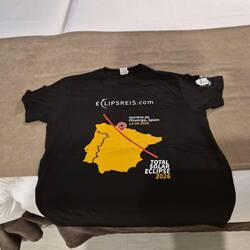 Het T-shirt, de voorkant.