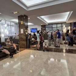 De groep in de lobby.