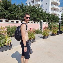 Paul an der Strandpromenade