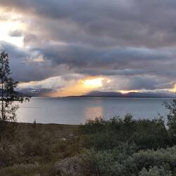 Vom Panoramafenster im Aufenthaltsraum hat man einen fantastischen Blick über den See