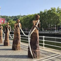 Las Sirgueras, te ere van vrouwen die vroeger schepen over de Nervion sleepten.