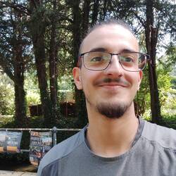 Carlos vacilandonos mientras parecía que nos hacía una foto