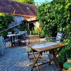 Restaurant im Hinterhof mit tollem Garten und leckerem Essen