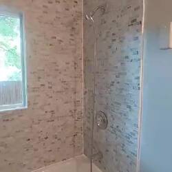 Neu geflieste Dusche in der Summit.