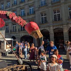 "Giant Flamingo", Compangie Machtiern
