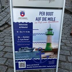 Es geht nur noch per Schiff zum Leuchtturm, die Mole ist gerade gesperrt für die Segelregatta