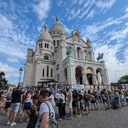 Schlange um Sacré-Coeur zu besichtigen
