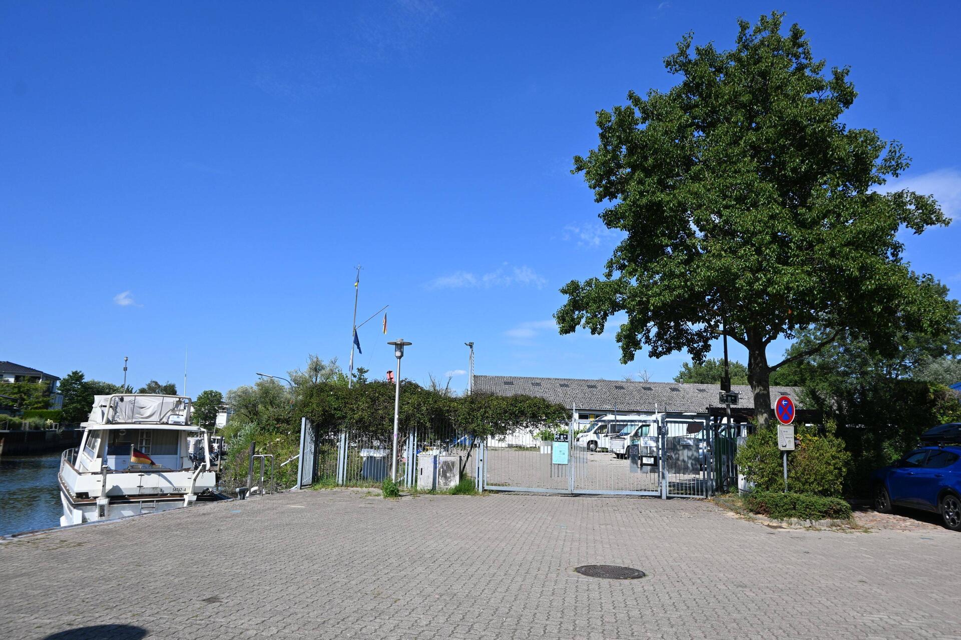Stellplatz am Hafen "hinter Gittern"
