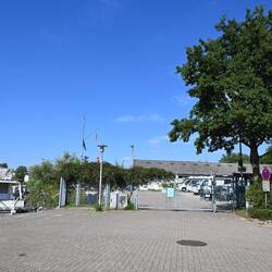 Stellplatz am Hafen "hinter Gittern"