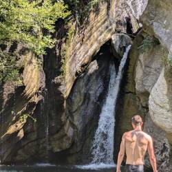 Paul vor dem Wasserfall