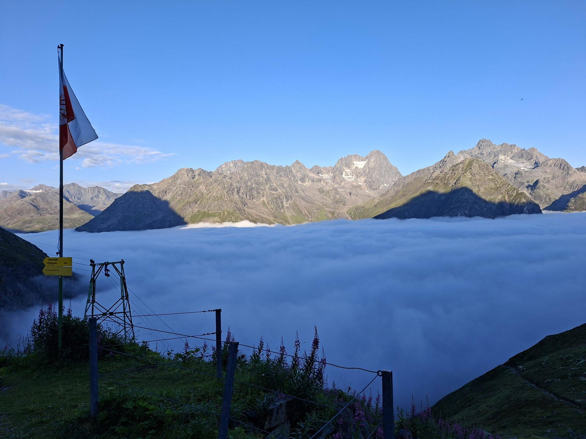Oben wir, dann die Wolke, unten irgendwo unser erstes Etappenziel