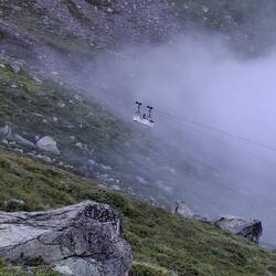 Die Materialseilbahn arbeitet schon.