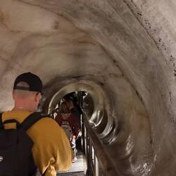 Hinunter in die Eishöhle