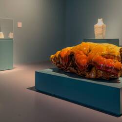 "Red Form" (Torbjørn Kvasbø; 2003) ... glazed stoneware — Kode Art Lysverket.