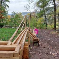 Ein Teil der 200 m langen Holzkugelbahn