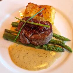 FILET DE BŒUF À POINT - rosa gebratenes Rinderfilet mit Café de Paris-Sauce und Zwiebel-Confit