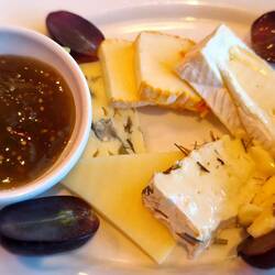 FROMAGES - Kleine Käseauswahl, mit Feigensenf und Trauben