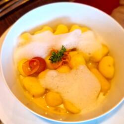 GNOCCHI FRAIS AU CONFIT D’OIGNONS - frische Gnocchi mit Zwiebel-Confit und französischem Hartkäse
