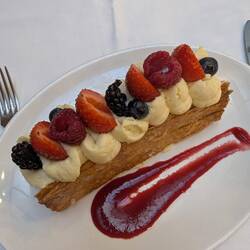 Millefeuille mit Sahne und Obst