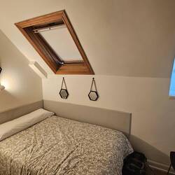 Mit hummer: eget toilet og brusebad. Har også TV