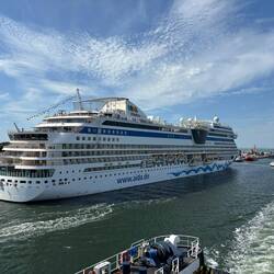 Im Hafen von Warnemünde/ Rostock liegen immer grosse Kreuzfahrtschiffe