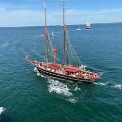 Altes Segelboot bei der Einfahrt zum Hafen in Warnemünde