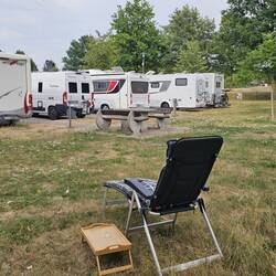 Der Stellplatz bietet ausreichend Sitzmöglichkeiten im Grünen.