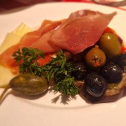 Antipasti Misti - Verschiedene eingelegte Oliven, mediterranes Gemüse, Parmaschinken und Pecorino