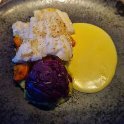 Gebratenes Kabeljaufilet mit Erbsenpüree, knackigem Rotkraut und Safransauce