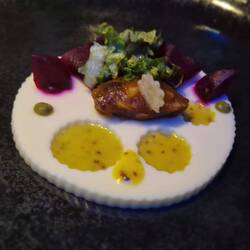 Rote-Bete-Carpaccio mit Ziegenkäse, Senf und Dörrobst