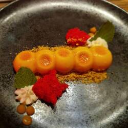 Maracuja-Molke-Mousse an Knusper-Crumble und Vanille-Grenadine-Sponge