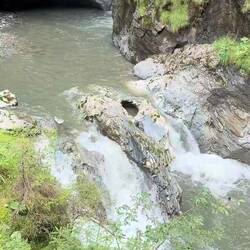 Unten das Wasser, oben die Aussichtsplattform