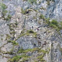 Seht Ihr die Kletterer im Klettersteig?